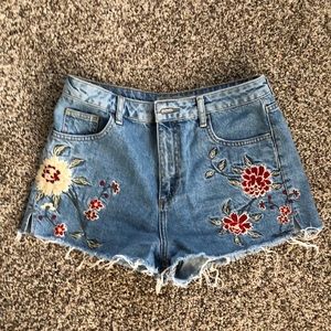 TOPSHOP JEAN SHORTS W/ EMBROIDERED FLOWERS